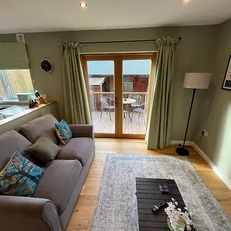 The Poplars - Cosy Modern Flat With Great Networking Apartment Telford Exterior photo