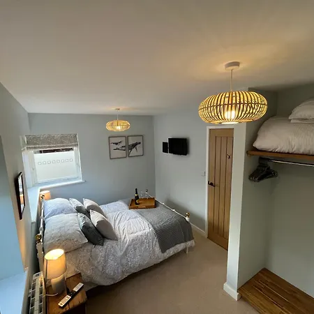 The Poplars - Cosy Modern Flat With Great Networking Apartment Telford Exterior photo