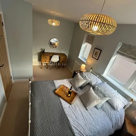 The Poplars - Cosy Modern Flat With Great Networking Apartment Telford Exterior photo