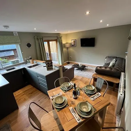 The Poplars - Cosy Modern Flat With Great Networking Apartment Telford Exterior photo