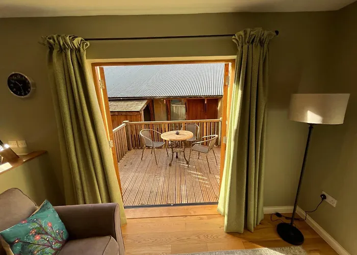 The Poplars - Cosy Modern Flat With Great Networking