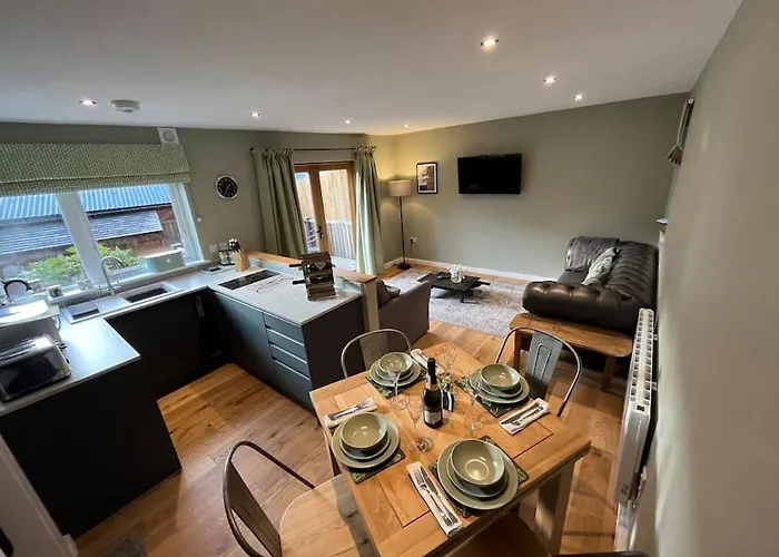 The Poplars - Cosy Modern Flat With Great Networking