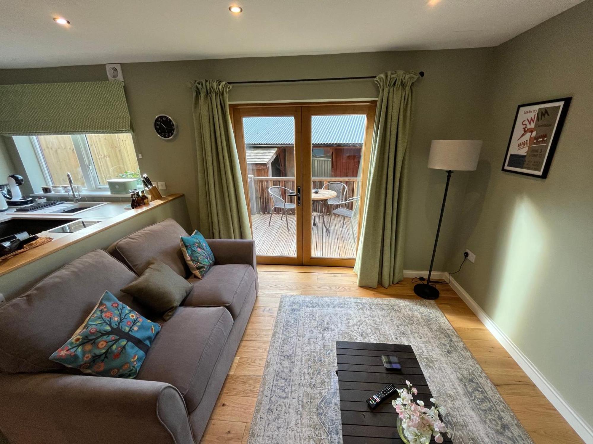 The Poplars - Cosy Modern Flat With Great Networking Apartment Telford