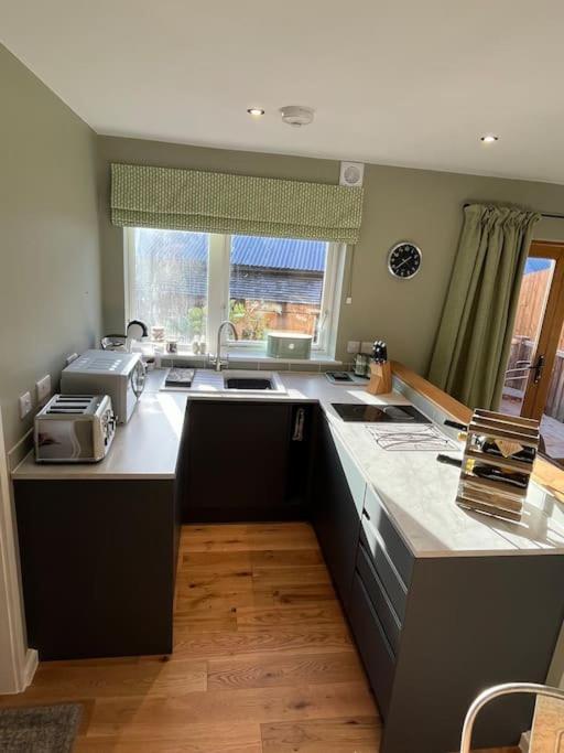 The Poplars - Cosy Modern Flat With Great Networking Apartment *
